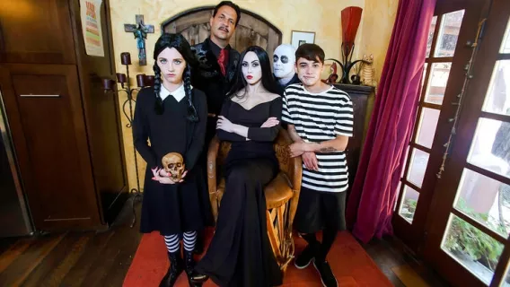 ◤Family Strokes◢ Addams Family Orgy ►Audrey Noir, Dick Chibbles, Kate Bloom 