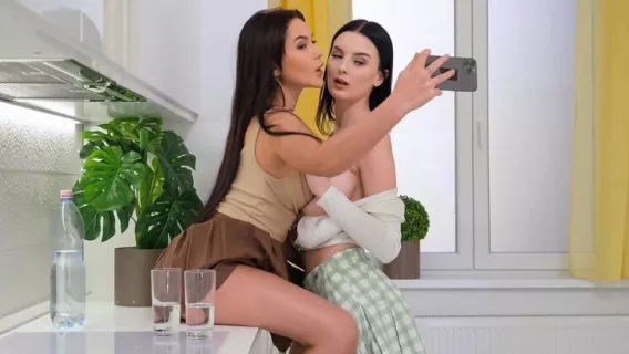 ⁣◤RK Prime◢ Tit-illating Tourists ►Mary Bambola, Simon Kitty 