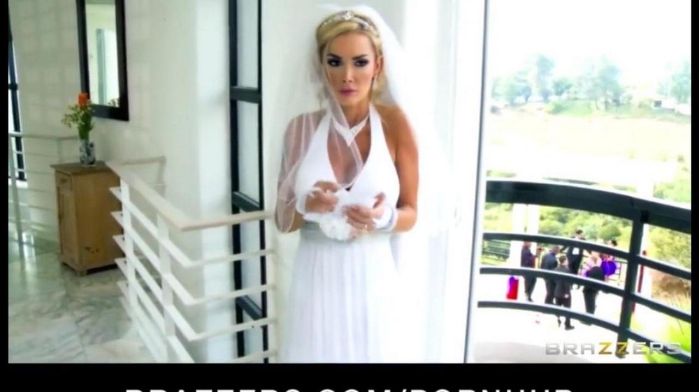 ⁣The bride gave a blowjob to the witness immediately after the painting - porn video  