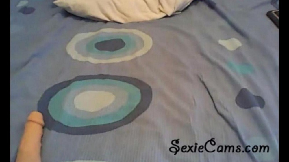 Testing toys in front of a webcam - porn video  