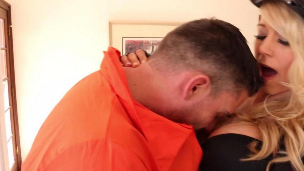 A fugitive criminal fucked a beautiful policewoman - porn video  