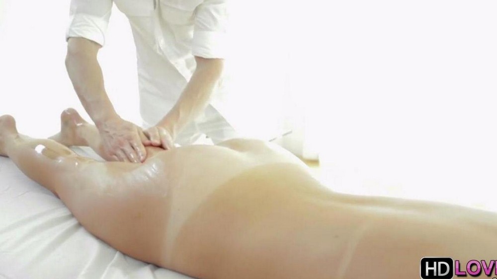 Fingers a girl during a massage - porn video  