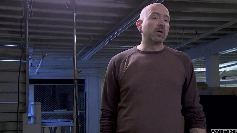 A homeless man fucked a passerby in the alley - porn video  