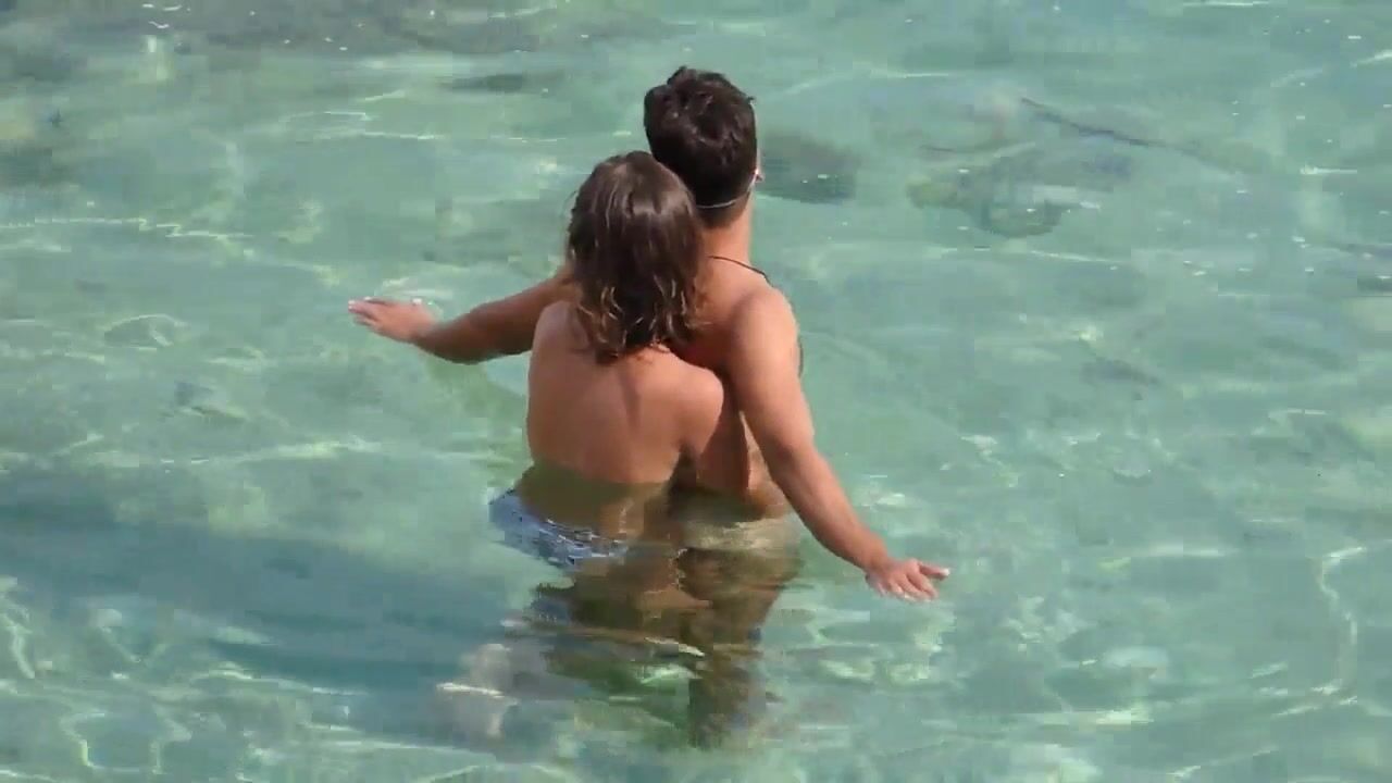 A girl jerks off a guy on the sea underwater - porn video  