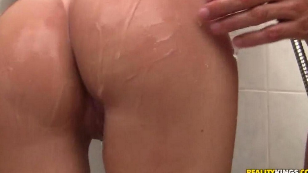 Beauty gives a blowjob in the bathroom - porn video  