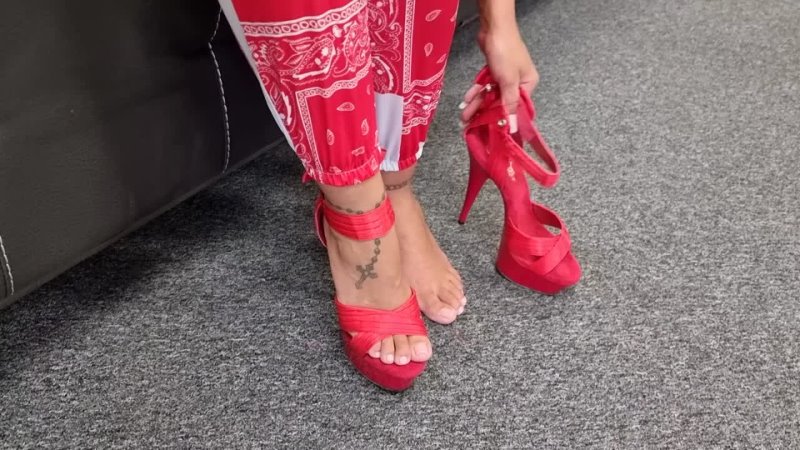 [Shoes Of Hollywood] Ashley Tries Out Pleaser DELIGHT-668 Red Satin 6 Inch High Heel Shoes In Bandana Paisley Sweatsuit - порно видео  