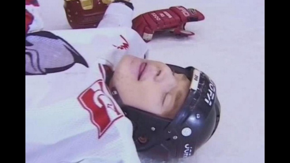 A fan let a hockey player fuck her anally - porn video  