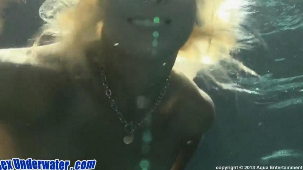 Blowjob underwater - porn video  