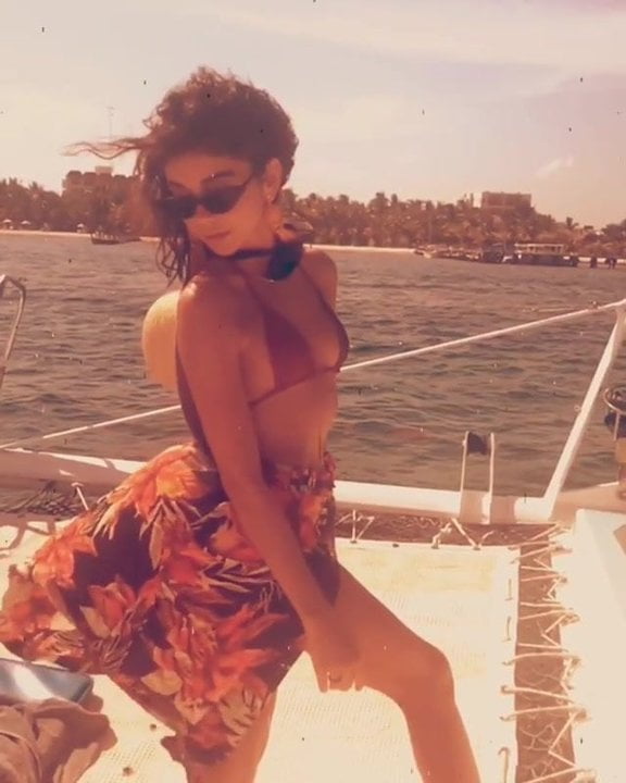 Sarah Hyland on a boat in a sexy bikini top - porn video  