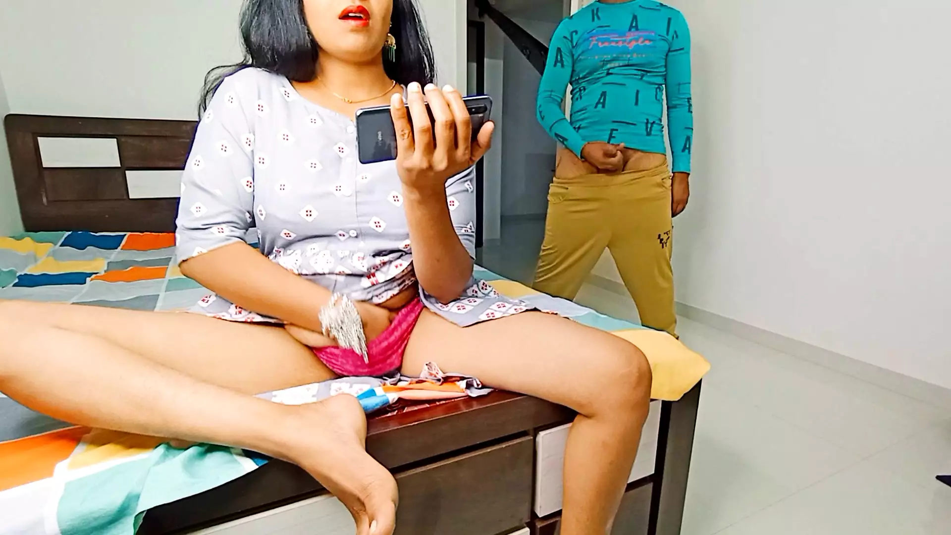 Chori chori se komal chut me ungli kar rahi thi - porn video  