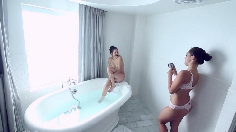 Lesbians take a bath together - porn video  