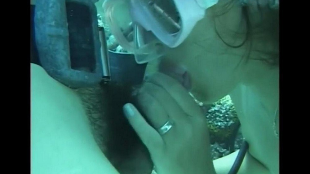 Underwater fucks a woman with hairy pubes - porn video  