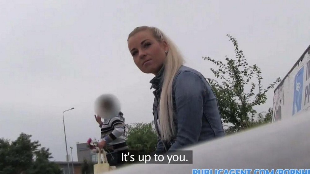 Picked up a girl on the road and fucked her in the car - porn video  