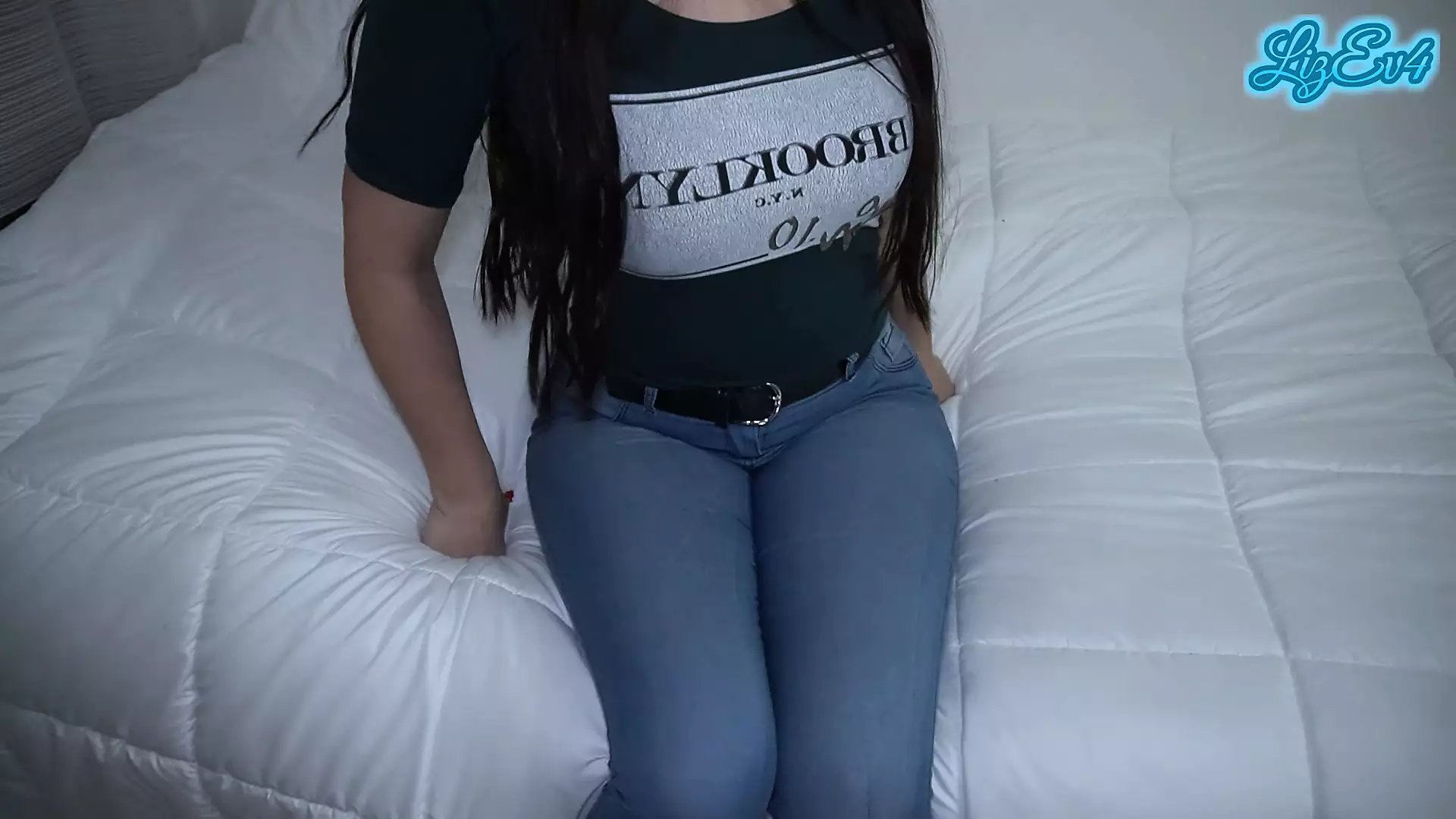 Tremendous ass of my friends girlfriend with tight jeans. real orgasm and creampie. She left my semen inside her pussy - porn video  