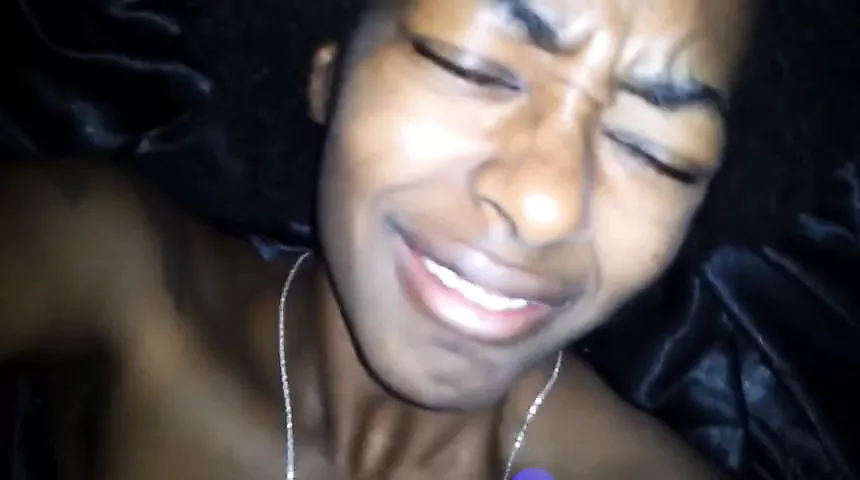NEGRA PELUDA COM O VIBRADOR - porn video  