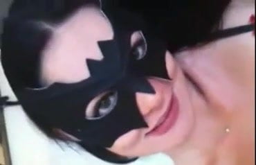 Gorge profonde pour cette femme bandante - porn video  