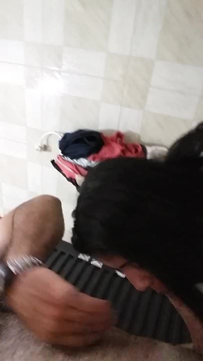 Chupando no banheiro - porn video  