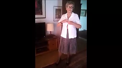 Mature wife gives a show - porn video  