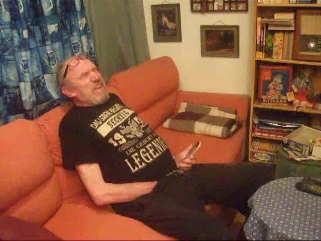 Sau schaut Porno am Handy und onaniert - porn video  
