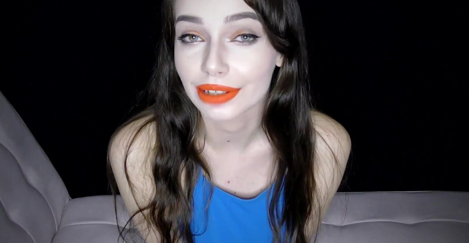 Lets look carefully: what can this beautiful mouth do! - porn video  