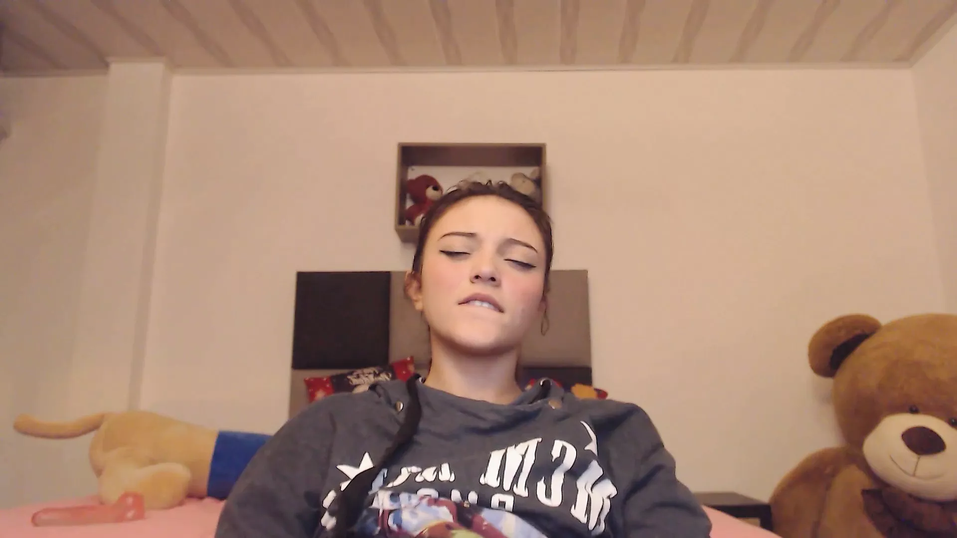 Innocent-faced girl masturbates live while she lets you see - porn video  