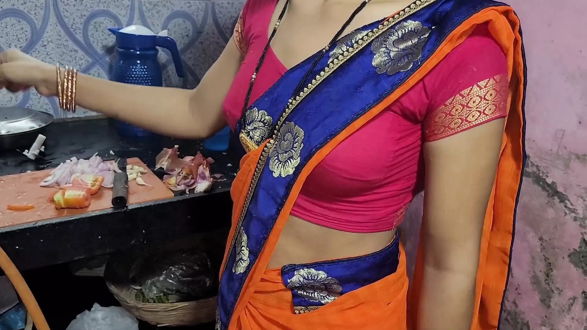Desi bhabhi kitchen me khana bana rahi thi tabhi devar ne piche le bhabhi ki - porn video  