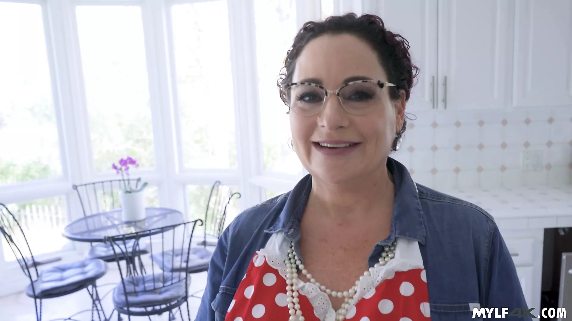 Finding sexy pics of a MILF and using her - porno video  
