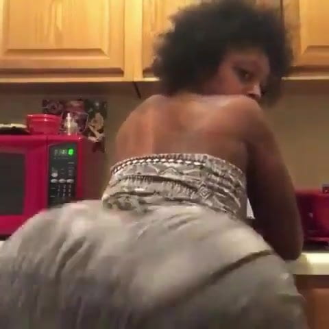 Big ol booty twerking in dress - porn video  