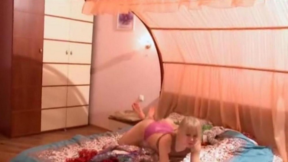 The blonde exposed her charms - porn video  