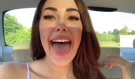⁣Young beauty gives a great blowjob to a guy on the way home 