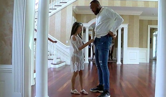 ⁣A miniature chick experienced a vivid thrill on a black man’s big dick 