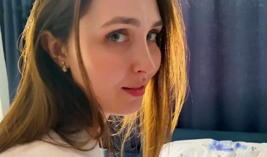 ⁣The guy persuaded the Russian mother to have sex together in bed 