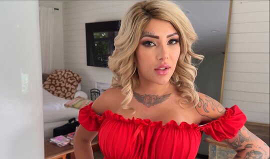 ⁣Cute milf with big tits wants anal sex 