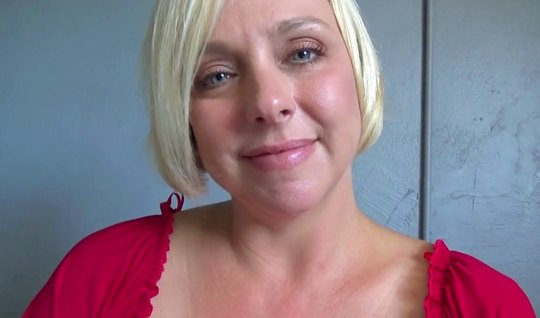 ⁣Inserted a strong trunk into the pussy of a mature woman close-up 