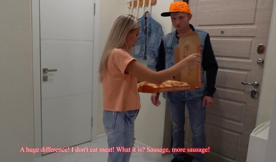 ⁣Russian blonde gave herself to a pizza delivery man because there was no money 