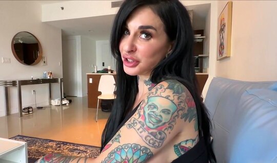 ⁣A mother with tattoos knows how to jerk off a dick with her hands perfectly 