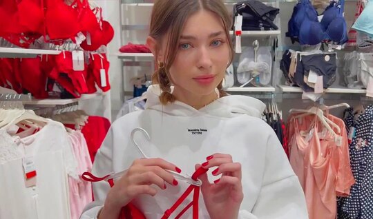 ⁣The Russian bitch thanks for shopping with a blowjob in the store 