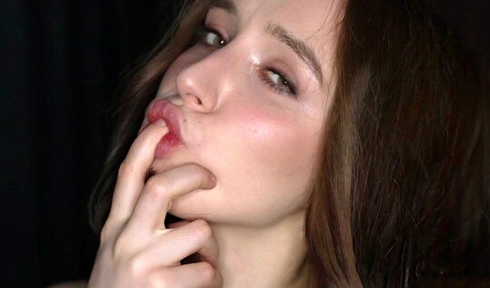 ⁣Young Russian bitch perfectly sucks before anal sex 