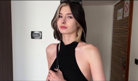 ⁣Young chick comes for the pleasure of the guy home 