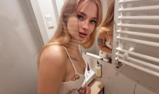 ⁣Blonde with tattoos trampled in the bathroom 