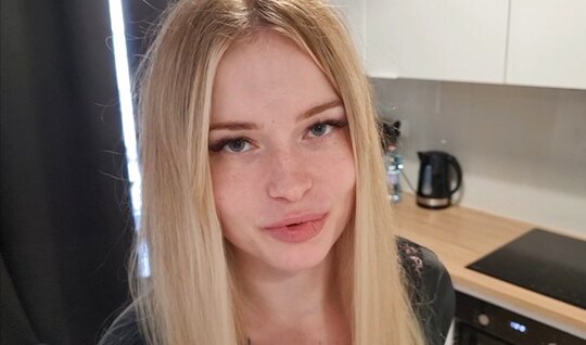 The blonde couldn	 refuse a strong dick 