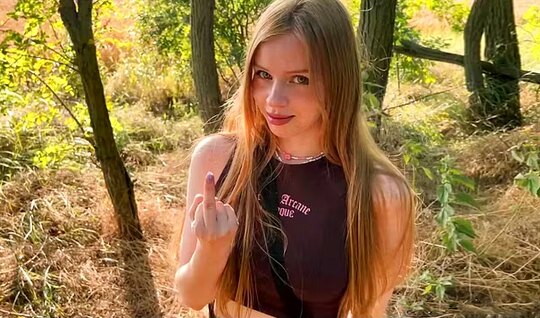 A young bitch coolly sucked a guy’s trunk in nature 