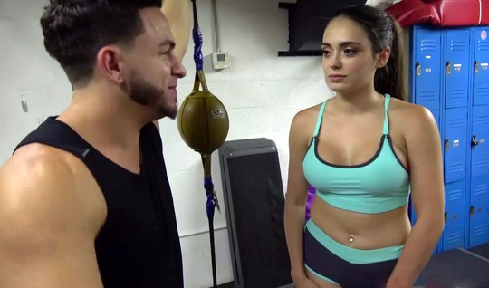 ⁣Hot workout with a chick who has big boobs 