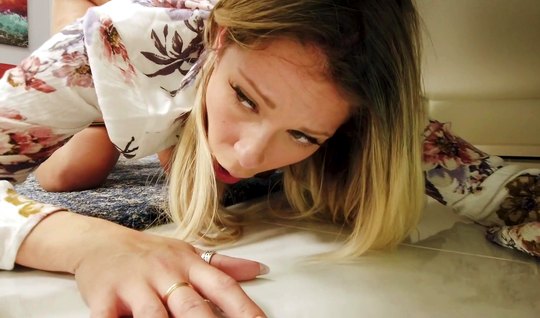 ⁣Mom gets stuck on purpose to get a dick in her pussy 