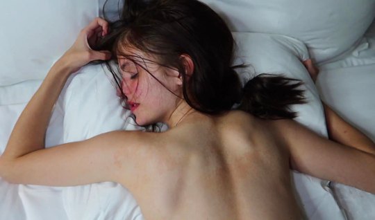 ⁣A young girl jumped on a guys cock as soon as she woke up 