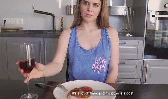 ⁣Invited a Russian cutie to dinner and treated her with a strong dick 