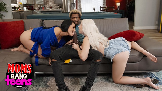 ⁣Ravishing Damion and Gias cowgirl action 